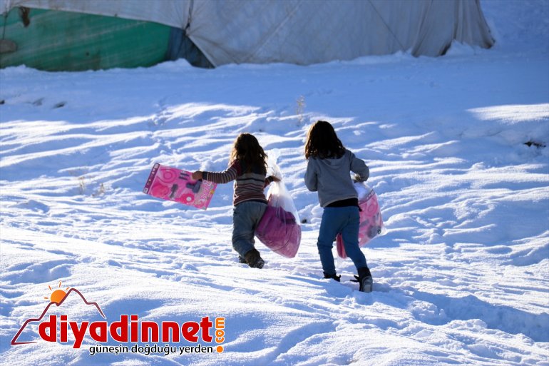  Kapısı üyeleri dağıttı çocuklarına gelen malzemesi köy Ağrı