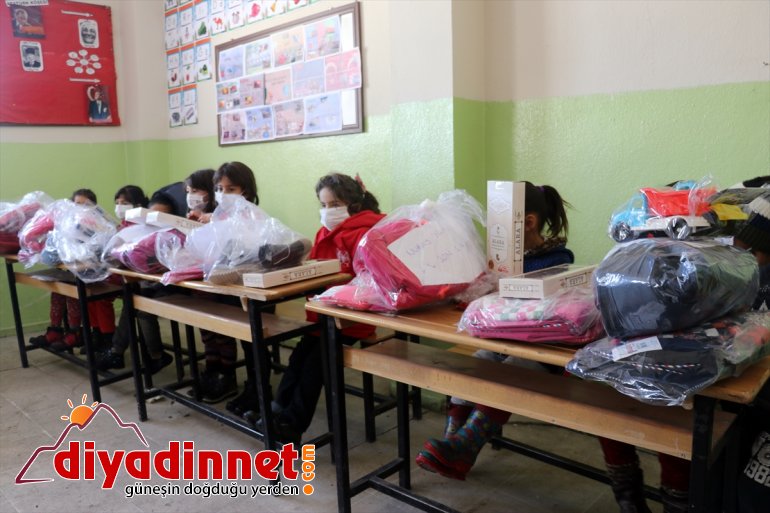  çocuklarına üyeleri Kapısı dağıttı gelen Derneği yardım köy Ağrı