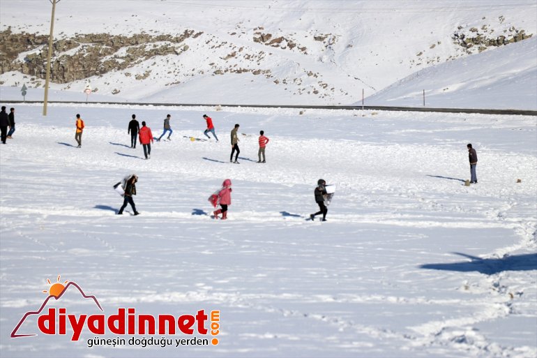 Derneği üyeleri dağıttı Kapısı çocuklarına kışlık yardım  malzemesi Hayır gelen Ağrı