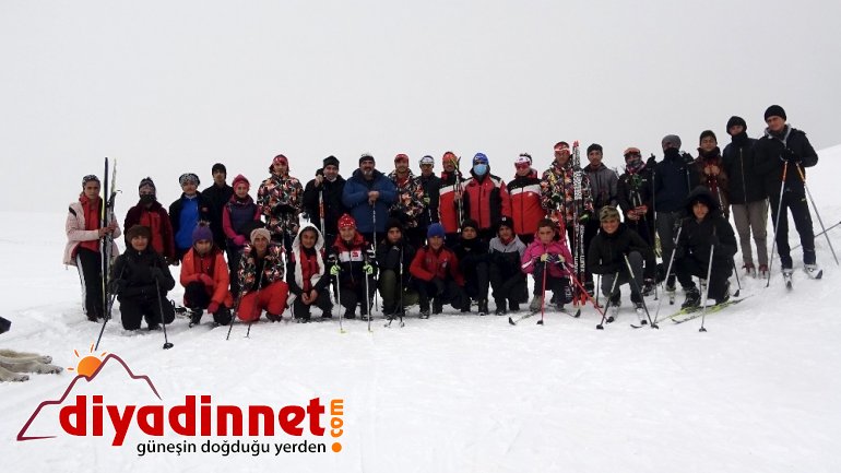 Kayaklı koşu sporcuları dondurucu soğuklarda ter dökerek yarışmalara hazırlanıyor2