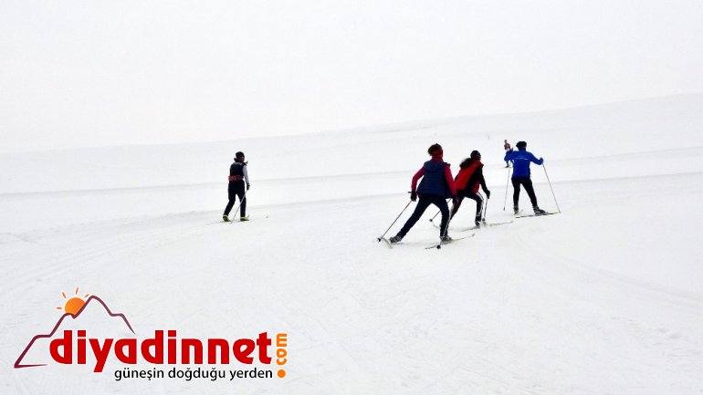 Kayaklı koşu sporcuları dondurucu soğuklarda ter dökerek yarışmalara hazırlanıyor5