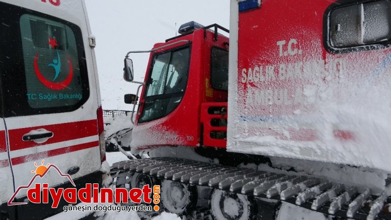 Köyde mahsur kalan hasta kadın paletli ambulansla kurtarıldı6