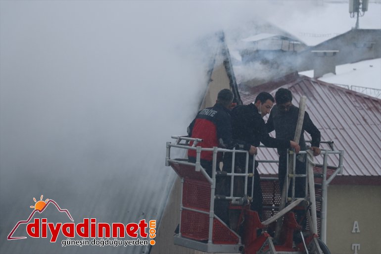 Binanın çıkan AĞRI yangın oldu neden - çatısında hasara 3
