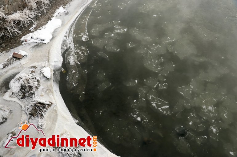 Ağrı da dere ve nehirler dondu bina çatılarında buz sarkıtları oluştu2