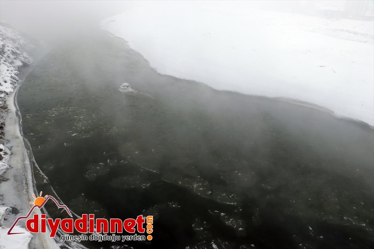 Ağrı da dere ve nehirler dondu bina çatılarında buz sarkıtları oluştu13