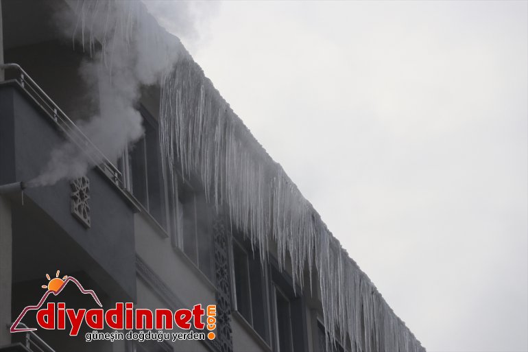 Ağrı da dere ve nehirler dondu bina çatılarında buz sarkıtları oluştu16