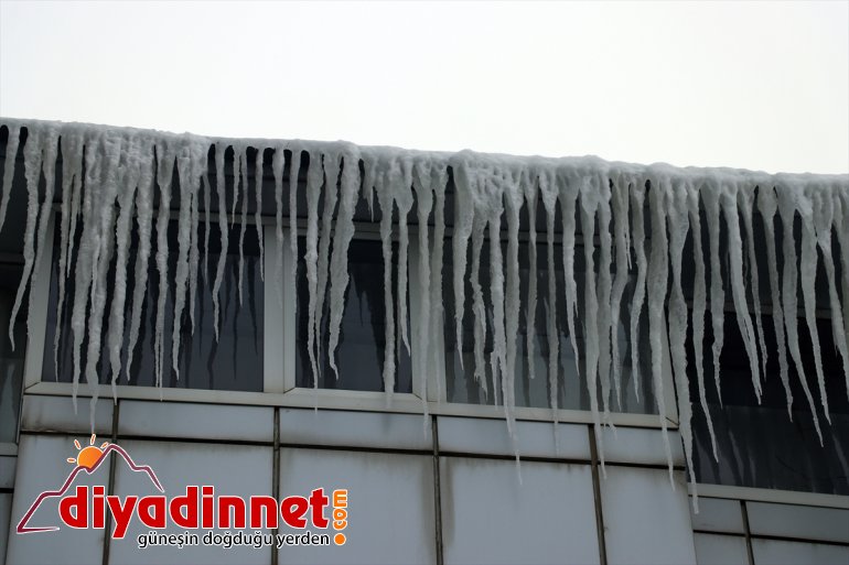 Ağrı da dere ve nehirler dondu bina çatılarında buz sarkıtları oluştu17