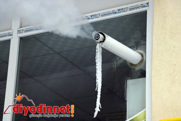 Ağrı da dere ve nehirler dondu bina çatılarında buz sarkıtları oluştu18