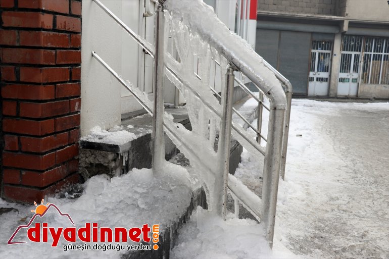 Ağrı da dere ve nehirler dondu bina çatılarında buz sarkıtları oluştu4