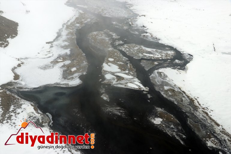 Ağrı da dere ve nehirler dondu bina çatılarında buz sarkıtları oluştu7