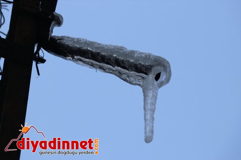 Ağrı da soğuk havanın etkisiyle dere ve nehirler dondu13