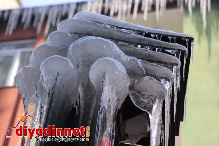 Ağrı da soğuk havanın etkisiyle dere ve nehirler dondu3