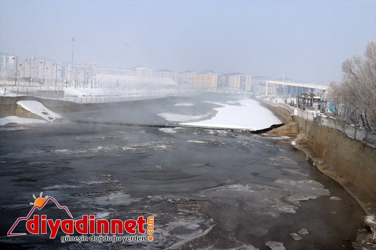 Ağrı da soğuk havanın etkisiyle dere ve nehirler dondu5