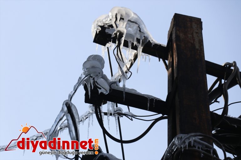 Ağrı da soğuk havanın etkisiyle dere ve nehirler dondu7