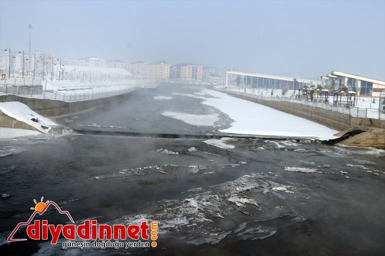 Ağrı da soğuk havanın etkisiyle dere ve nehirler dondu9