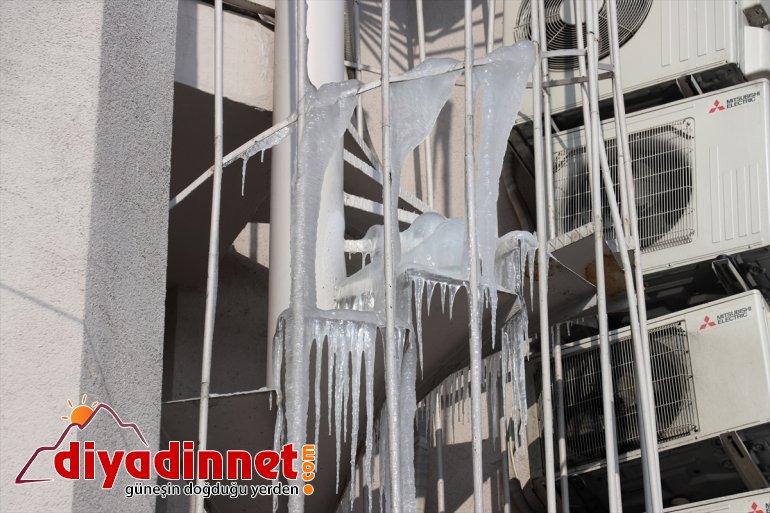 Ağrı da soğuk havanın etkisiyle dere ve nehirler dondu10