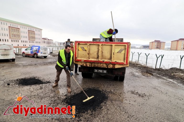 Ağrı da tahrip olan yollar onarılıyor2