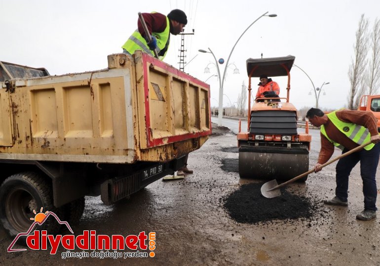 Ağrı da tahrip olan yollar onarılıyor3