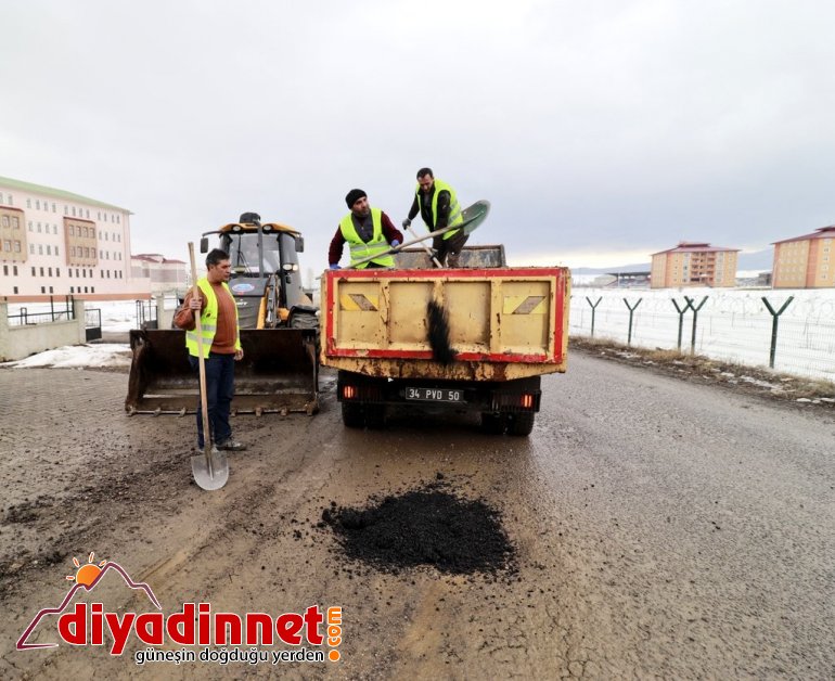 Ağrı da tahrip olan yollar onarılıyor4