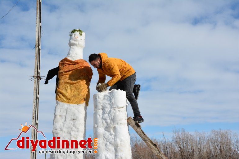 Kar yağışına sevinen Ağrılı kardeşler, 5 metrelik "kardan gelin ve damat" yaptı