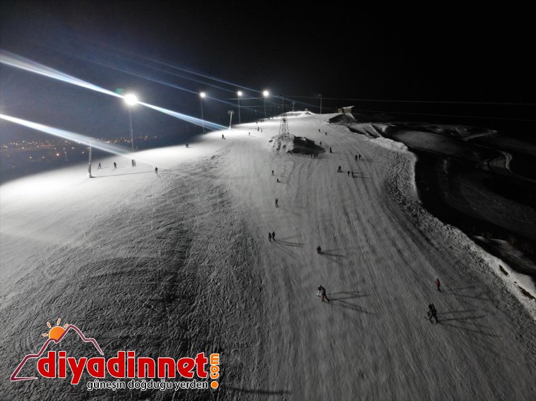 Ağrı'da pistleri aydınlatılan Küpkıran Kayak Merkezi geceleri de kayak keyfi sunuyor
