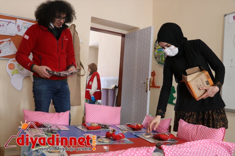 Türk Kızılay gönüllüleri köy okulundaki öğrenci masalarını hediyelerle donattı
