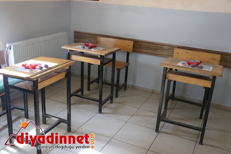 Türk AĞRI köy Kızılay okulundaki hediyelerle gönüllüleri öğrenci masalarını donattı - 2