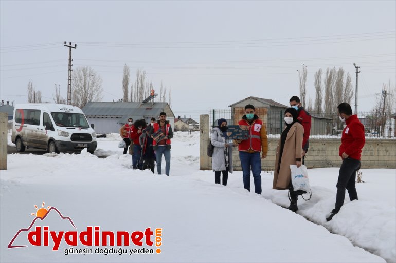 AĞRI Türk donattı okulundaki hediyelerle - köy öğrenci masalarını Kızılay gönüllüleri 11