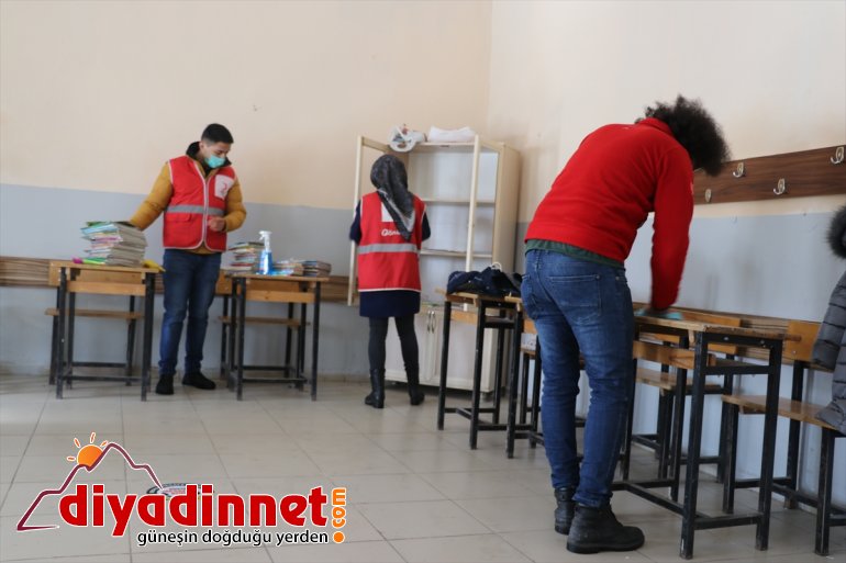 Türk AĞRI okulundaki - gönüllüleri donattı masalarını Kızılay hediyelerle köy öğrenci 13
