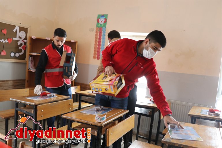 AĞRI donattı gönüllüleri öğrenci - Kızılay Türk köy hediyelerle masalarını okulundaki 14