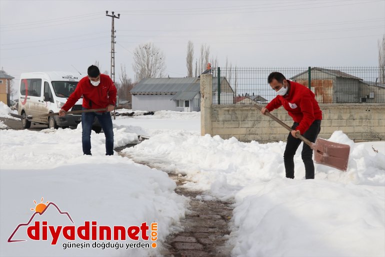 okulundaki donattı masalarını öğrenci hediyelerle gönüllüleri Kızılay köy AĞRI - Türk 4