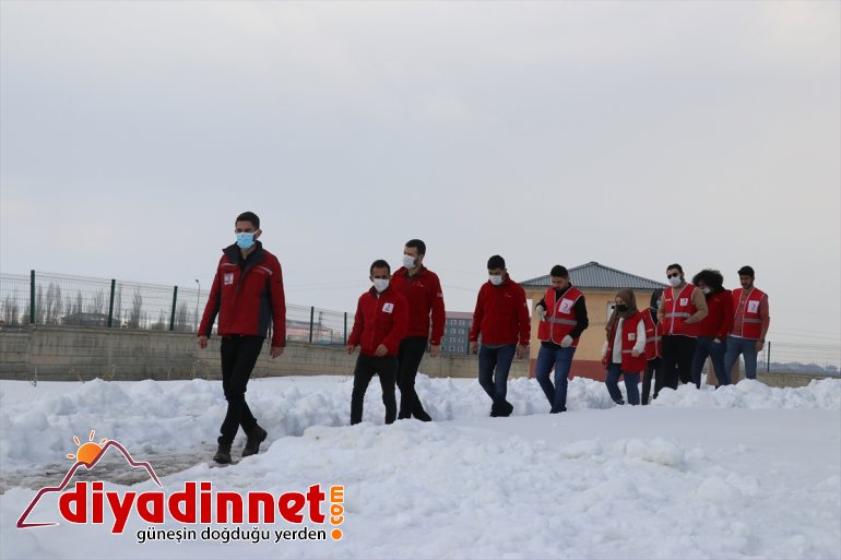 Türk - hediyelerle gönüllüleri öğrenci AĞRI köy Kızılay masalarını okulundaki donattı 5