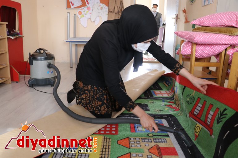 - masalarını köy hediyelerle AĞRI gönüllüleri donattı Türk Kızılay öğrenci okulundaki 7