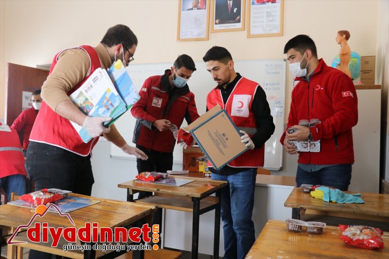 donattı AĞRI öğrenci masalarını gönüllüleri hediyelerle köy Türk - okulundaki Kızılay 8