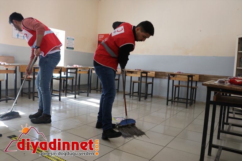 köy gönüllüleri öğrenci donattı AĞRI Türk - masalarını hediyelerle Kızılay okulundaki 10