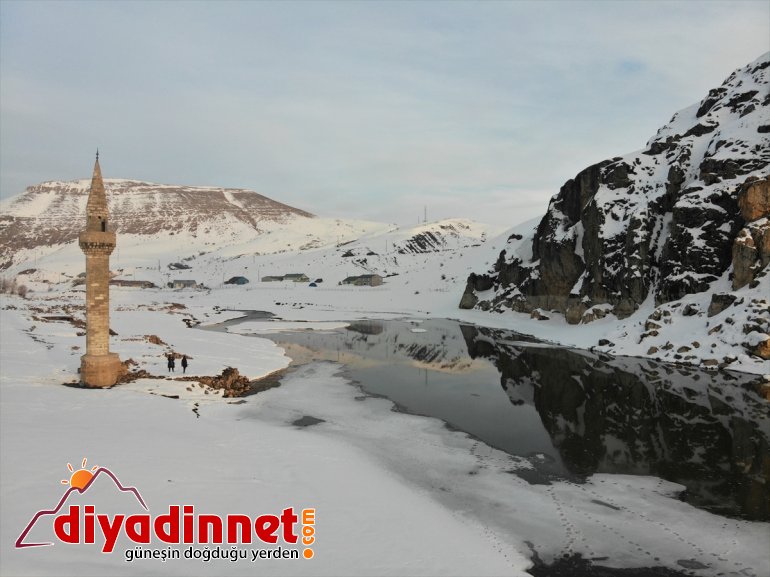 Ağrı'daki Yazıcı Barajı'nın buz tutan yüzeyinden yükselen eski köyün minaresi ilgi görüyor