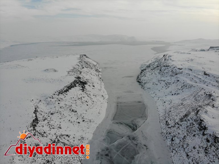 yüzeyinden görüyor tutan Yazıcı minaresi AĞRI Barajı