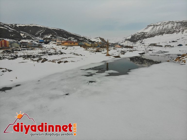 yükselen - köyün minaresi buz tutan eski ilgi AĞRI görüyor Yazıcı yüzeyinden Barajı