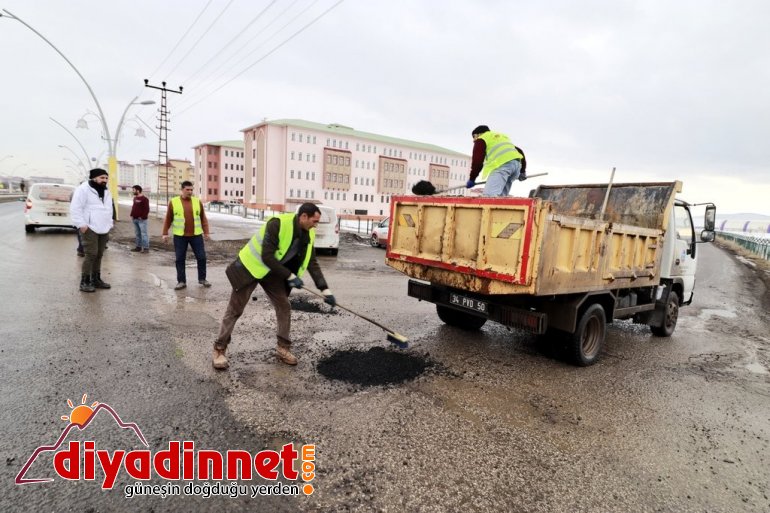 Ağrı’da tahrip olan yollar onarılıyor