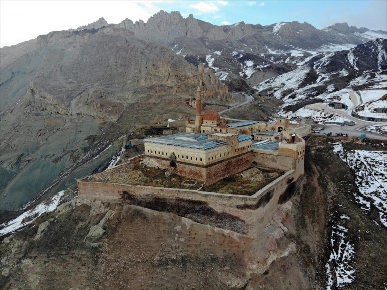 Bakan Kasapoğlu İshak Paşa Sarayını gezdi3