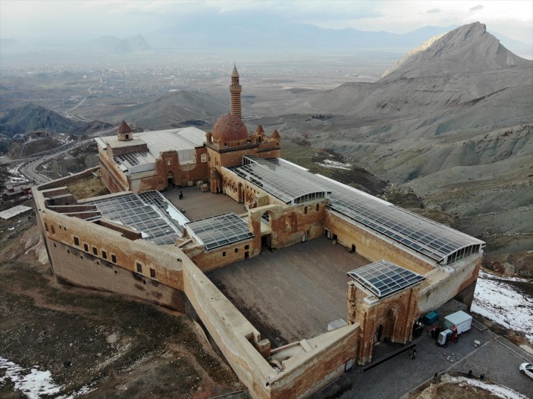 Bakan Kasapoğlu İshak Paşa Sarayını gezdi6