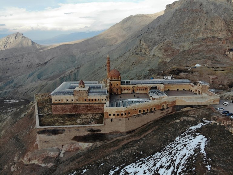 Bakan Kasapoğlu İshak Paşa Sarayını gezdi7