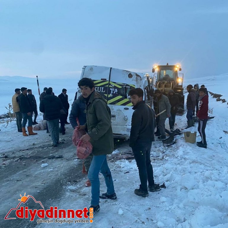 Diyadin de köy minibüsü devrildi yaralı2