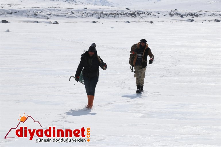 zorlu bin rakımlı kaplı Köylülerin gölde balık 241 avı buzla 2 5