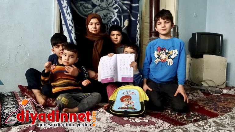 Savaştan kaçarken eşi kaybolan Afgan kadın, çocuklarıyla yaşadığı yıkık dökük evde yaşam mücadelesi veriyor