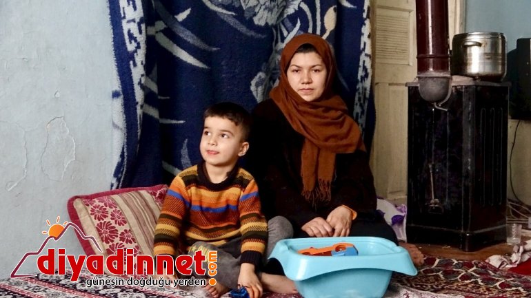 Savaştan kaçarken eşi kaybolan Afgan kadın çocuklarıyla yaşadığı yıkık dökük evde yaşam mücadelesi veriyor2