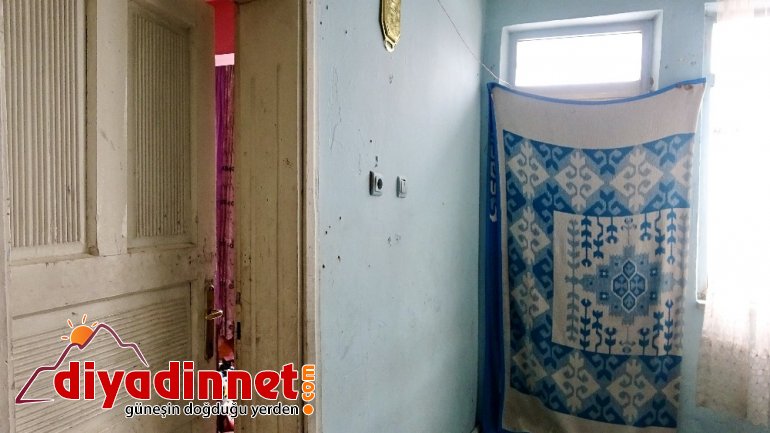 Savaştan kaçarken eşi kaybolan Afgan kadın çocuklarıyla yaşadığı yıkık dökük evde yaşam mücadelesi veriyor3