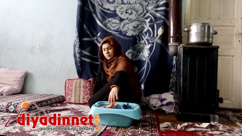 Savaştan kaçarken eşi kaybolan Afgan kadın çocuklarıyla yaşadığı yıkık dökük evde yaşam mücadelesi veriyor4