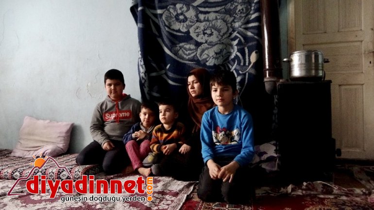 Savaştan kaçarken eşi kaybolan Afgan kadın çocuklarıyla yaşadığı yıkık dökük evde yaşam mücadelesi veriyor5