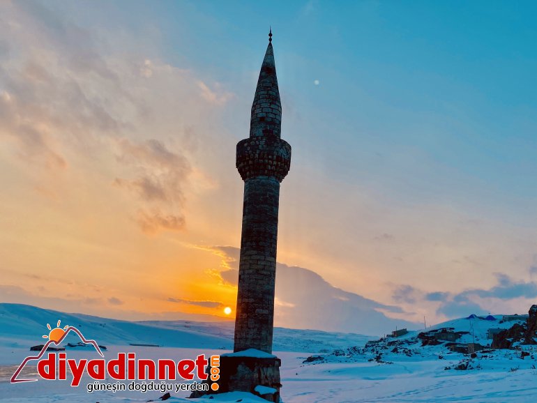 Su altında kalan minarenin gün batımıyla birleşmesi görsel şölen sundu5